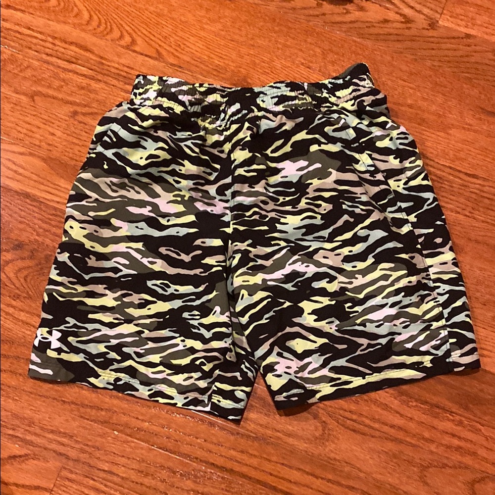Under Armour Youth Large Camo Pattern Athletic Shorts